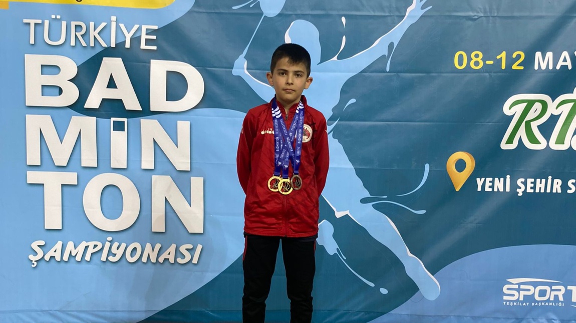 Rize de yapılan 13 yaş altı Badminton Türkiye şampiyonasında 1.lik